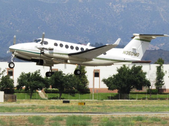 Beechcraft Super King Air 350 (N350MG) - Taking off RWY 26L