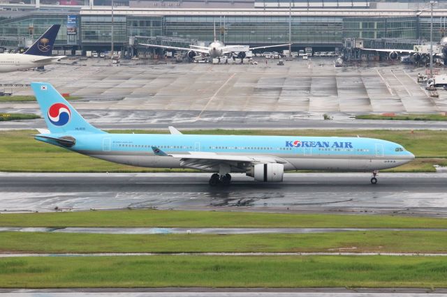 Airbus A330-300 (HL8001)