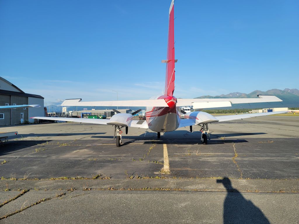 Piper Navajo (N828KT)