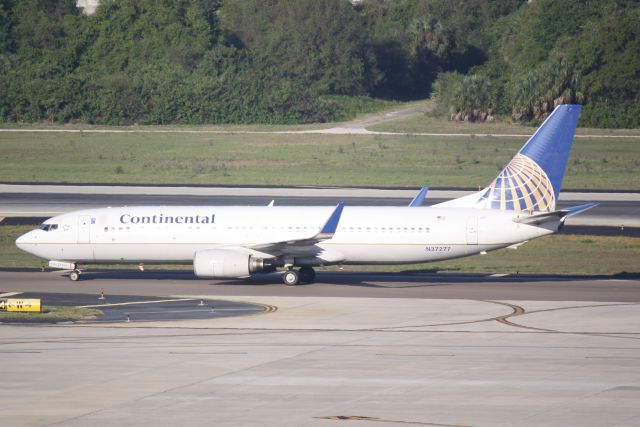 Boeing 737-800 (N37277) - United Flight 1237 (N37277) arrived on Runway 1L at Tampa International Airport following a flight from Newark Liberty International Airport