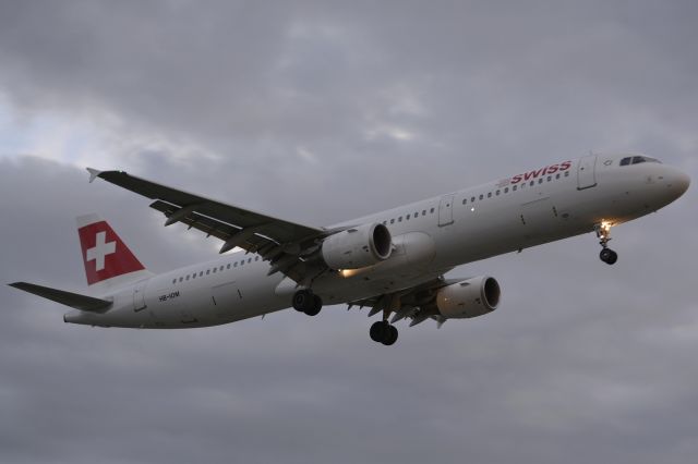 Airbus A321 (HB-IOM)