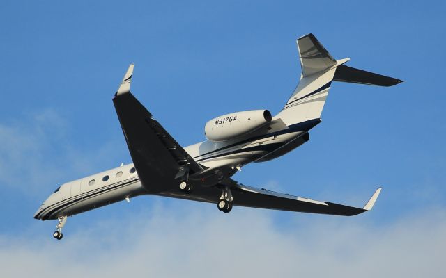 Gulfstream Aerospace Gulfstream V (N917GA) - Short final for 2 Center