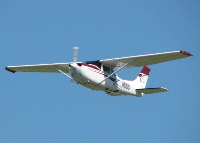 Cessna Skylane (N6161S) - Departing 32 at the Shreveport Downtown airport.