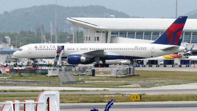 Boeing 757-200 (N670DN)