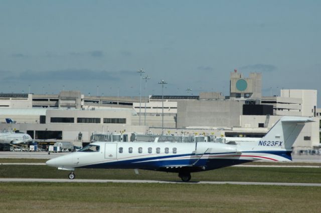 Learjet 40 (N623FX)