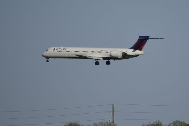 McDonnell Douglas MD-88 (N958DN)