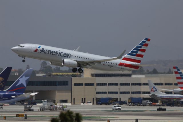 Boeing 737-800 (N963NN)