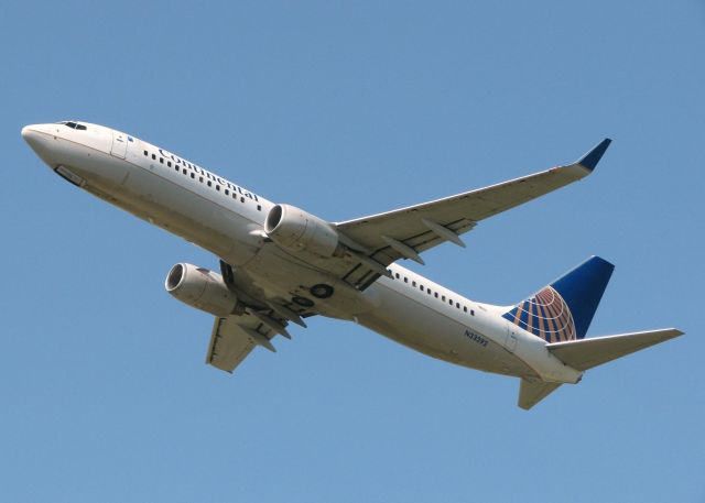 Boeing 737-800 (N33292) - Off of runway 14 at the Shreveport Regional airport.