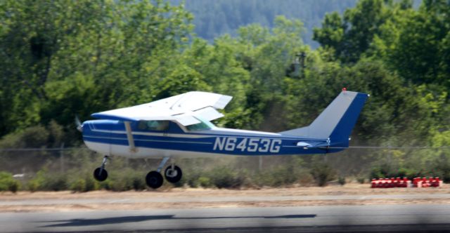 Cessna Skyhawk (N6453G) - Landing