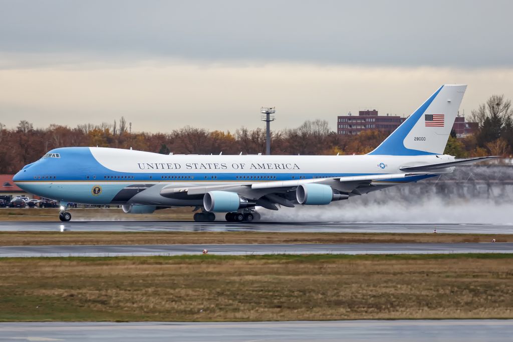 Boeing 747-200 (82-8000)