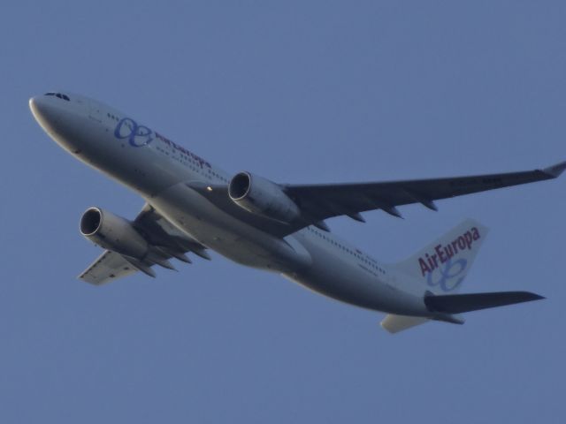 — — - Air Europa approaching JFK