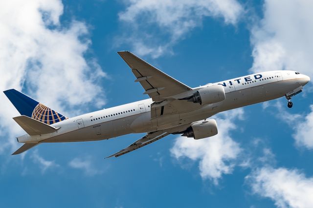 Boeing 777-200 (N219UA) - nosegear??