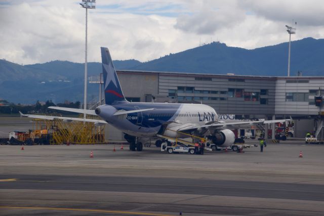 Airbus A320 (CC-BAW)