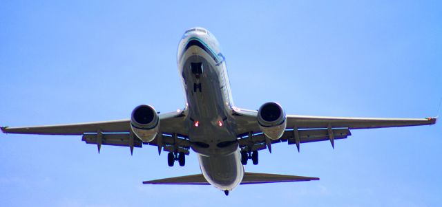 Boeing 737-700 — - "Head On" ... On Final 30L