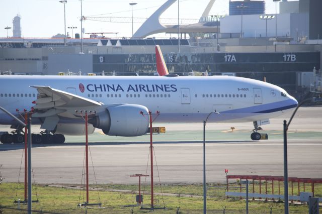 BOEING 777-300ER (B-18005)