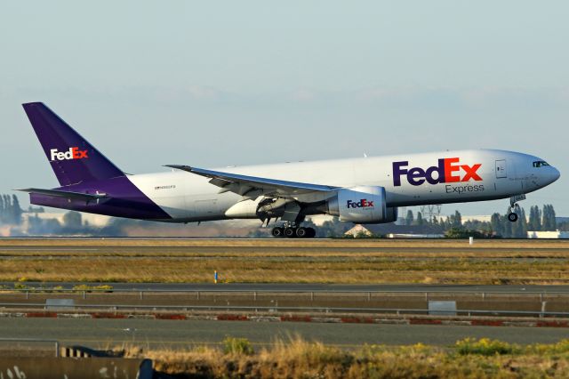 Boeing 777-200 (N885FD)