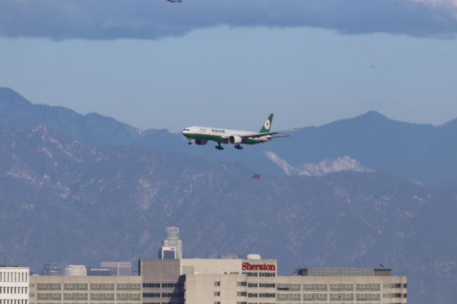 BOEING 777-300ER (B-16702)