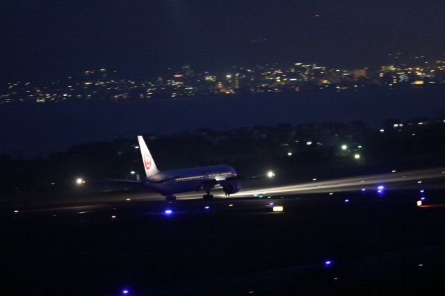 BOEING 767-300 (JA651J) - 17 April 2015: HND-HKD. Landing at HKD.