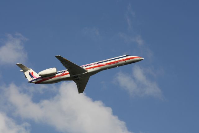 Embraer ERJ-145 (N909AE)