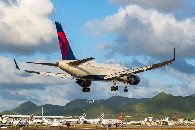 Boeing 757-200 (N6708D) - Over the fence