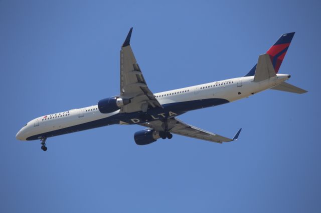 BOEING 757-300 (N583NW)