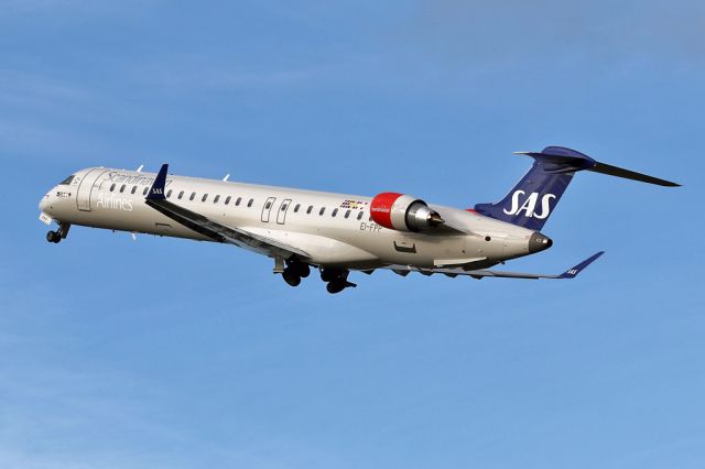 Canadair Regional Jet CRJ-900 (EI-FPP) - SAS/BCY540 cleaning up after departing 23L on the flight back to Copenhagen