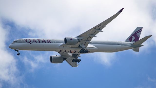 A7-ANA — - Airbus A350-1000 on approach to KIAH runway 8R.