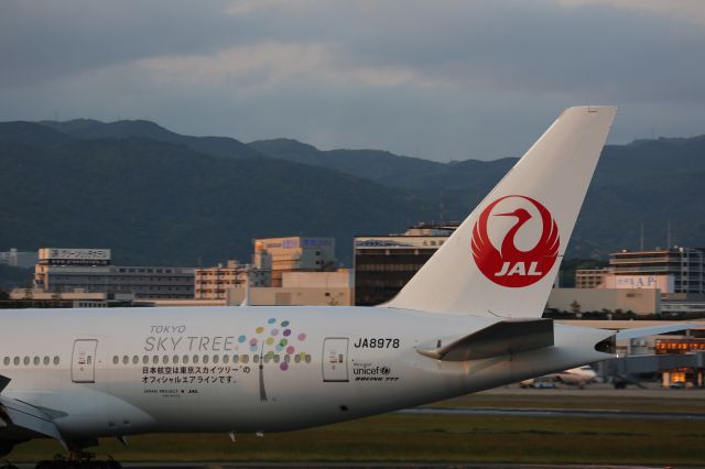 Boeing 777-200 (JA8978) - Tokyo Sky Tree is an independence type communications tower of 634 m of worlds No.1.