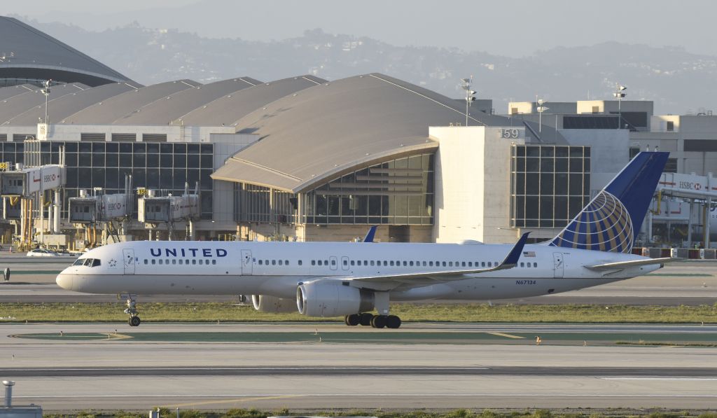 Boeing 757-200 (N67134) - Arrived at LAX on 25L