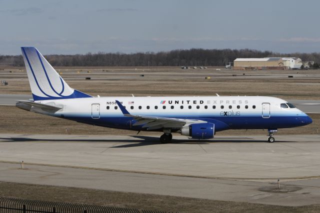 Embraer 175 (N858RW) - March 27, 2011 - leaving Detroit 
