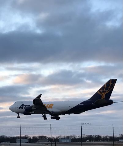 Boeing 747-400 (N487MC) - Runway 25 arrival! 2/12/22.