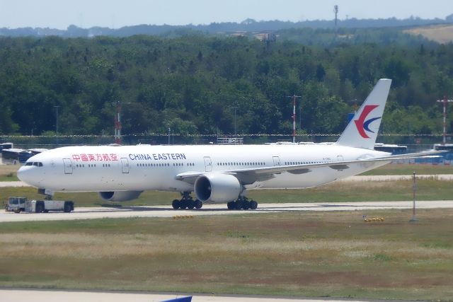 BOEING 777-300 (B-7882)