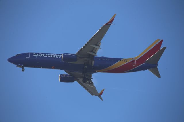 Boeing 737-800 (N8519R)