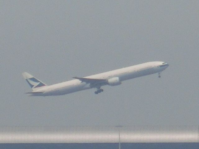 Boeing 777-200 (BHNО) - 対岸から。