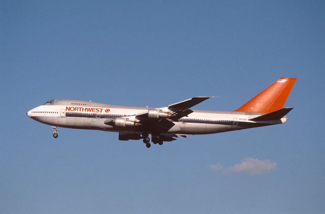 Boeing 747-200 (N613US) - Final Approach to Narita Intl Airport Rwy34 on 1989/02/11