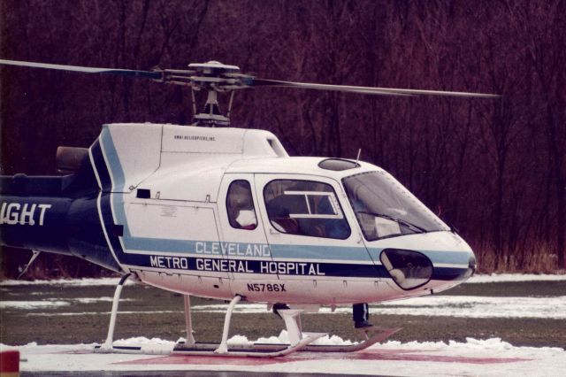Eurocopter AS-350 AStar (N5786X) - Using my old Pentax K-1000, I caught N5786X, an Aerospatiale AS-350B Ecureuil, operated by Omni Helicopters, Inc., landing on the pad back in March 1984.