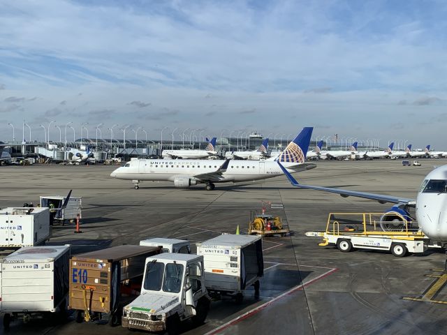EMBRAER 175 (long wing) (N143SY)
