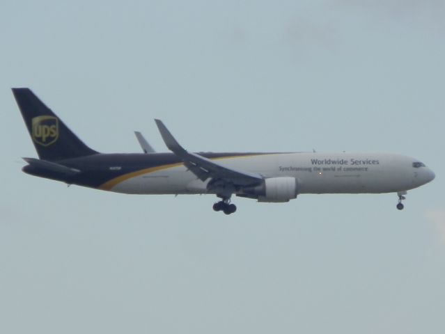 BOEING 767-300 (N347UP)