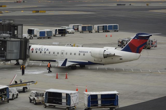 Canadair Regional Jet CRJ-200 (N856AS)