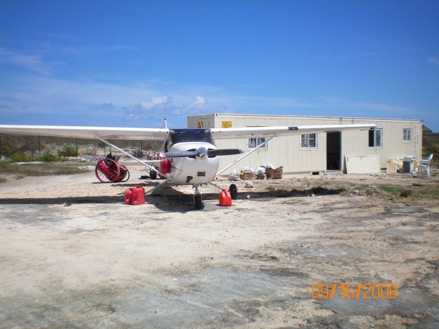 Cessna Skyhawk (N6026P) - GETTING GAS OUT FOR 4 WHEELER on salt cay in the turks and cacios islands