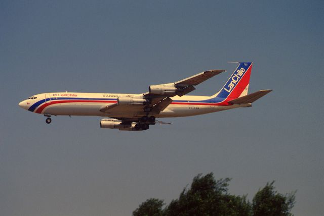 Boeing 707-300 (CC-CEB) - Short Final to KLAX Intl Airport on 1989/08/31