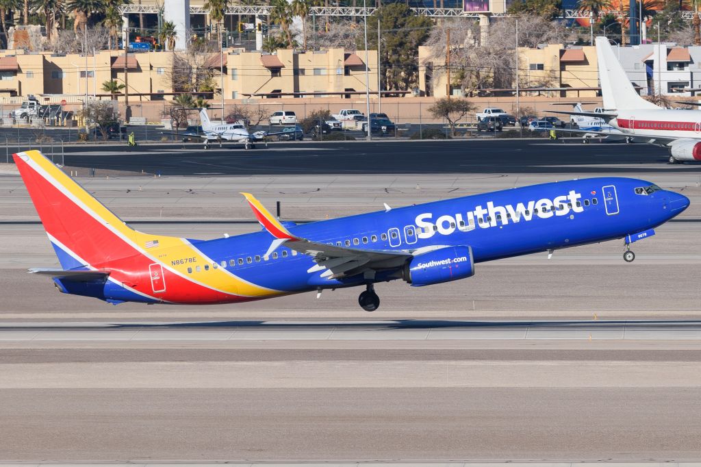 Boeing 737-800 (N8678E) - 2160px