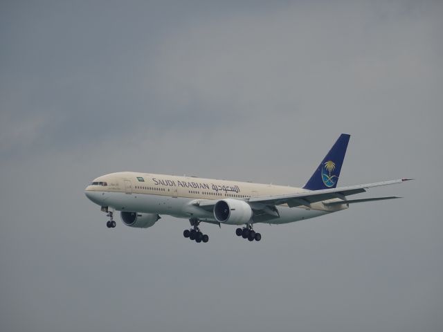 Boeing 777-200 (HZ-AKF)