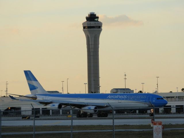 Airbus A340-300 (LV-CSD)