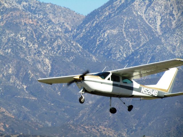 Cessna Cardinal (N52946) - Taking off RWY 26L