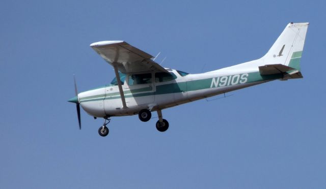 Cessna Skyhawk (N91QS) - On final is this 1976 Cessna 172N Skyhawk in the Winter of 2019.