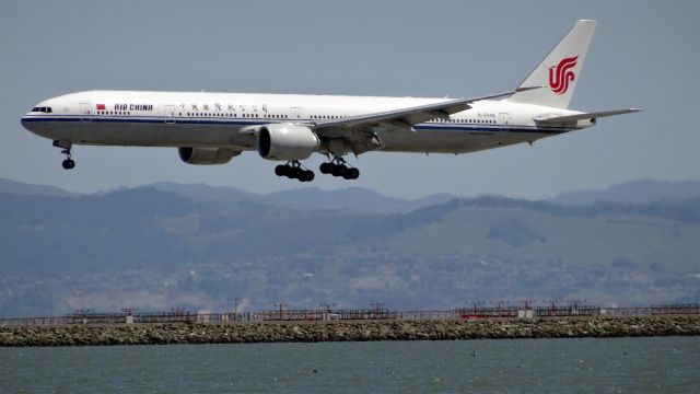 BOEING 777-300 (B-2046) - B-2046 Air China Boeing 777-300 - cn 41442 / ln 1165br /First Flight * Dec 2013br /Age 1.4 Yearsbr /16-Apr-2015 B773 Beijing Capital Intl (ZBAA / PEK) San Francisco Intl (KSFO) 15:59 CST 12:24 PDT 11:25br /中国国际航空B-2046波音777-300飞机，20150416北京飞旧金山。