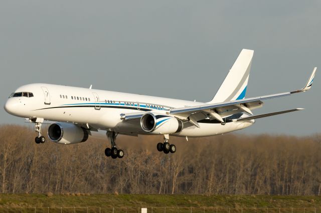 Boeing 757-200 (N801DM)