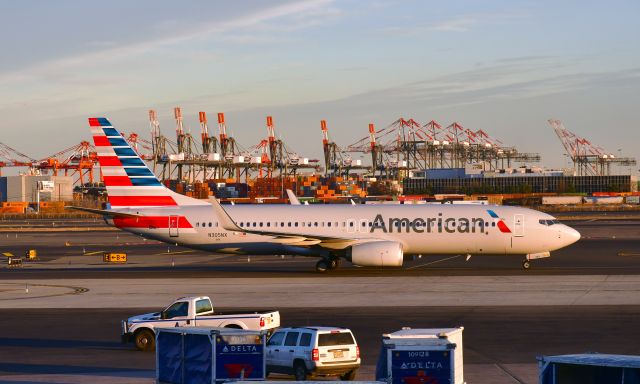 Boeing 737-800 (N305NX) - American Airlines Boeing 737-823(WL) N305NX in Newark 