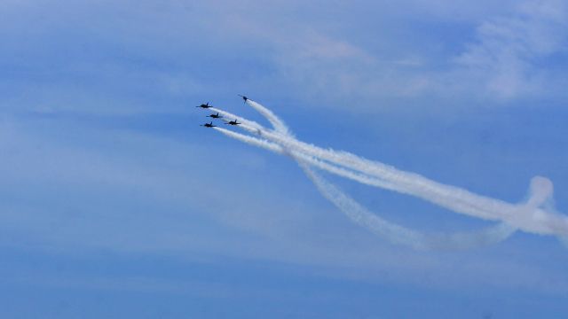 Aero L-39 Albatros — - Apache Roll by Breitling Jet team at Bethpage Airshow 2016.